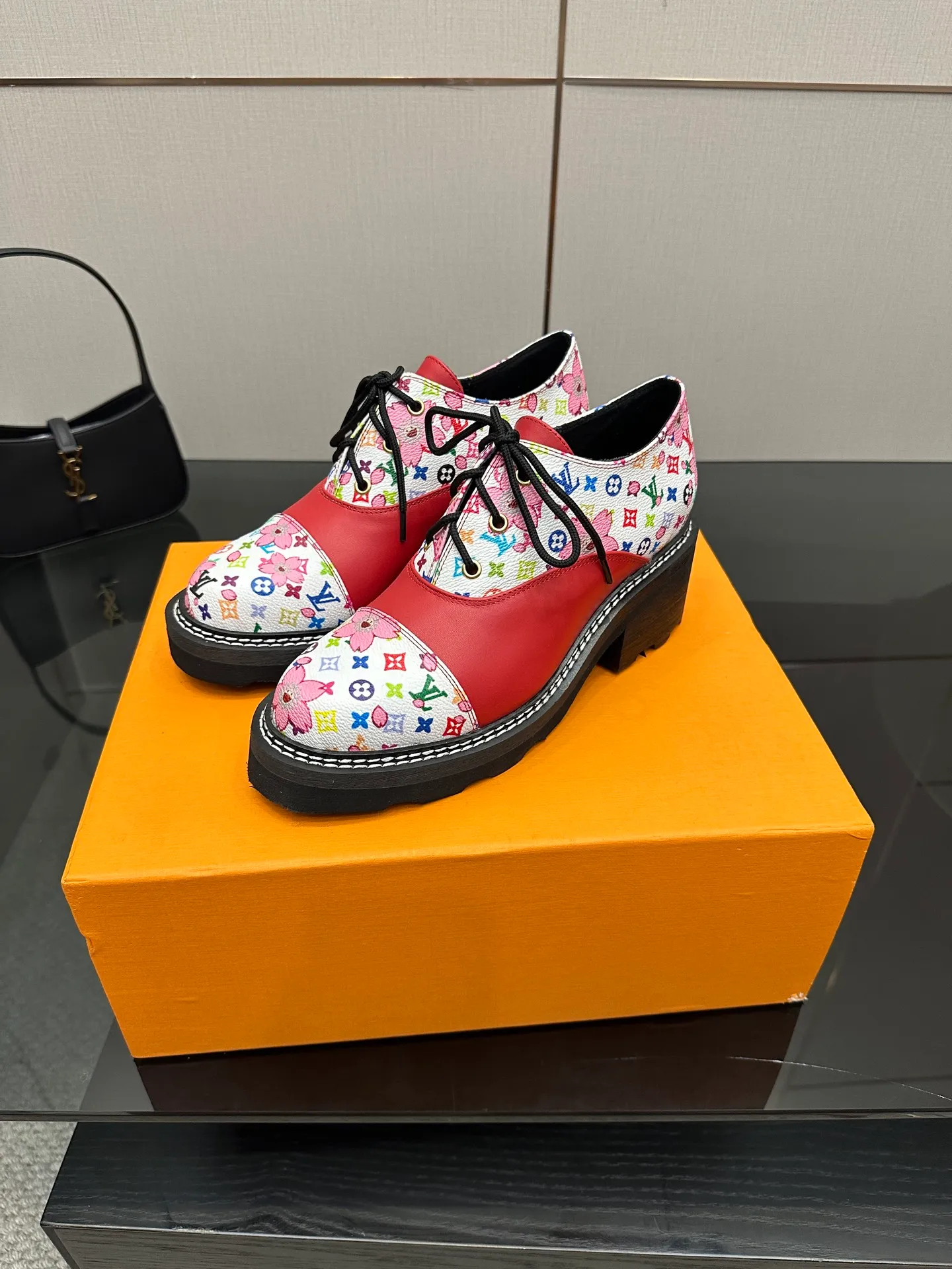 👟👟Ex-factory price 720👟👟 LOUIS VUITTON Louis Vuitton counter latest model top version LV inner cowhide material is real! Original 1:1 material reproduction! Modern and casual in one! Release a strong aura like a queen 🔥Capture everyone's attention instantly💃 Inner/foot pads: imported cowhide Fabric: cowhide Outsole: full genuine leather Code number: 35-41 (40, 41, 42 customizations are not returnable)